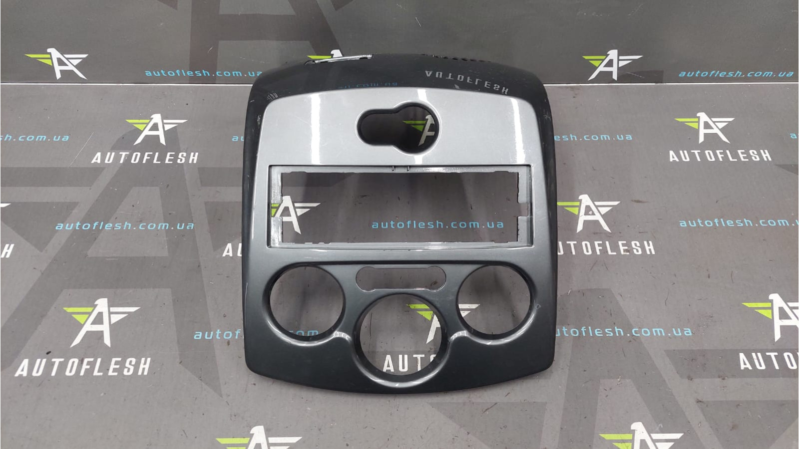 Накладка центральной консоли 8200407764, 8200469049 Renault Clio 3 рено клио бу
